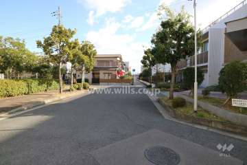 敷地北側の前面道路(西側から)