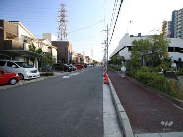 敷地北側の前面道路（西側から）