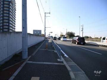 敷地西側の前面道路（北側から）国道170号線です。