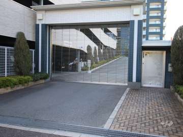 駐車場出入り口（リングシャッター付き）