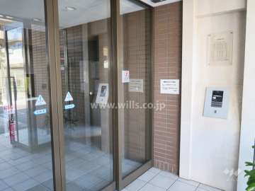 エントランスはオートロック付きです。