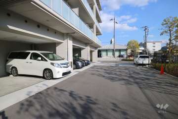 敷地内駐車場（屋外平面式と屋内平面式）