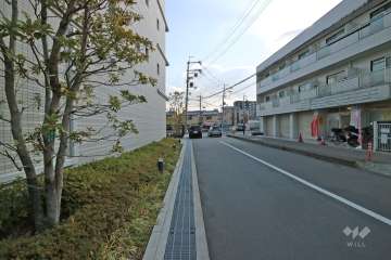 敷地西側の前面道路