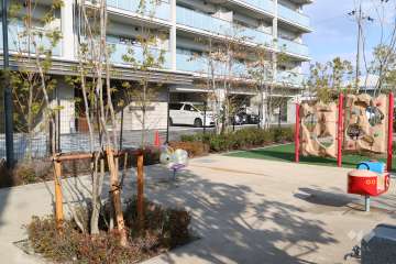 敷地に隣接する城西町さつき児童遊園