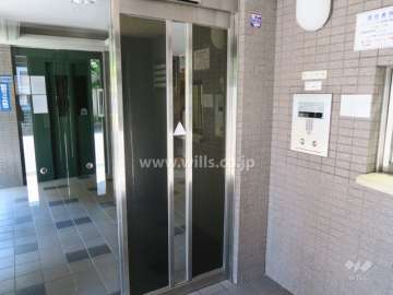 エントランスはオートロック付きです。