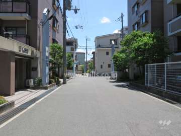 敷地西側の前面道路