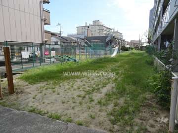 敷地に隣接する『古曽部町2丁目さるびあ児童遊園』