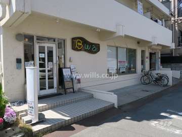 1階部分は店舗が入っています。