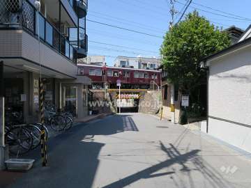 敷地東側の前面道路。すぐ近くに阪急京都線が通っています。