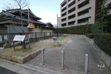 敷地に隣接するさるびあ児童遊園
