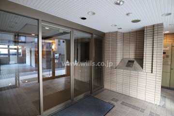 エントランスはオートロック付きです。