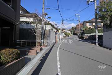 敷地東側の前面道路(南側から)