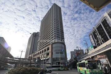 ローレルスクエア高槻イーストタワーB棟の外観(東側から)