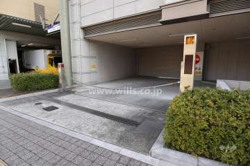駐車場入り口(西側から)
