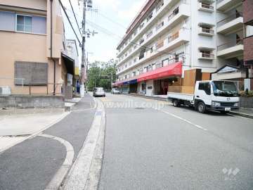 敷地西側の前面道路（南側から）