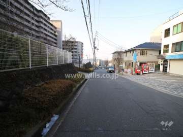 敷地西側の前面道路（北側から）