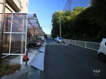 敷地東側の前面道路（南側から）