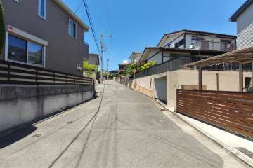 北東側の前面道路（南側から）