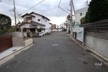 敷地の北東側前面道路（北東側から）