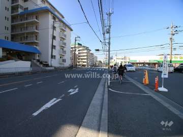 敷地北側の前面道路（東側から）