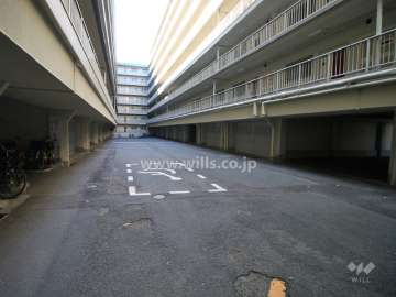 敷地内駐車場（屋内平面式シャッター付き）