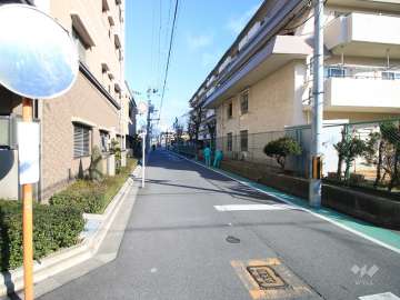 敷地西側の前面道路（南側から）