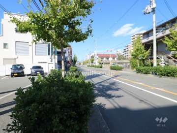 敷地東側は、神崎刀根山線が走っています。