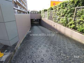 地階にある駐車場へのアプローチ