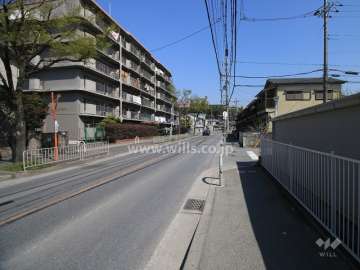 敷地東側の前面道路（南側から）