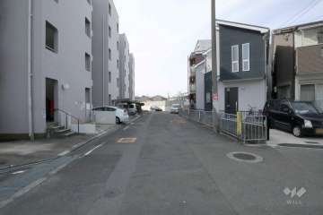 敷地北側の前面道路（東側から）