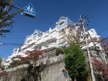 高槻阿武山一番街110号棟の外観（南東側から）