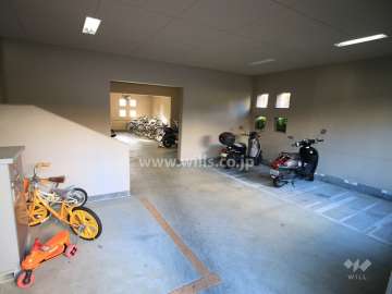 屋内に設けられた駐輪場とバイク置場