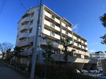 阿武山九番街東 1号棟の外観（南西側から）