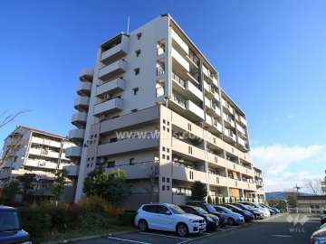 阿武山九番街東 3号棟の外観（南西側から）