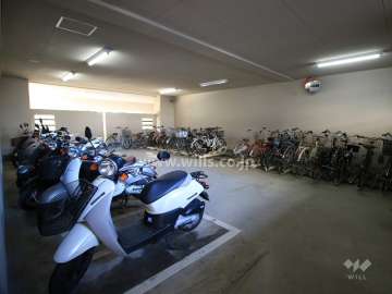 屋内に設けられた駐輪場とバイク置場