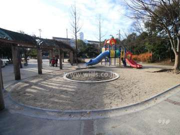 敷地に隣接する児童公園