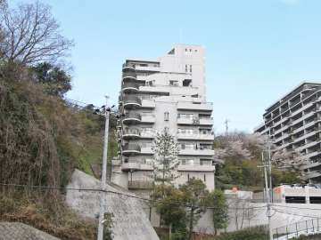 高槻阿武山三番街305号棟の外観（南東側から）