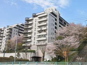 高槻阿武山三番街301号棟の外観（北東側から）