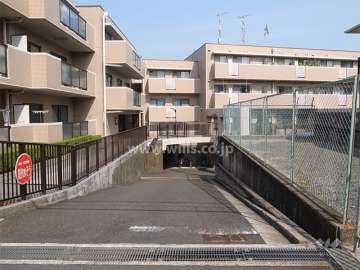 駐車場へのアプローチ