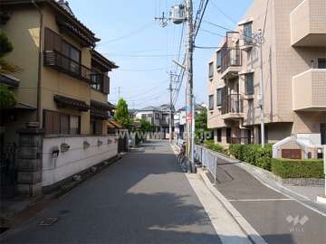 周辺は一戸建てが中心に立ち並ぶ住宅地です。