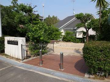 敷地の北側には隣接して小さな公園があります。