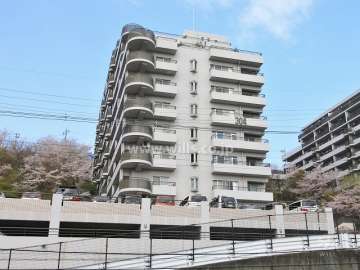 高槻阿武山三番街304号棟の外観（南東側から）