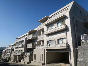 高槻聖ヶ丘グリーンハイツA棟の外観（南東側から）