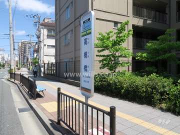 敷地の目の前にバス停があります