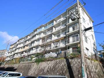 高槻塚原台ハイツ9号棟の外観（南東側から）