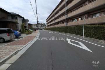 敷地の南西側前面道路（南東側から）