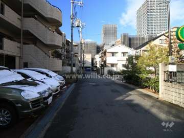 敷地北側の前面道路（東側から）