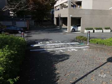 出入り口にはロボットゲートが設置されています。