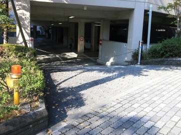 出入り口にはロボットゲートが設置されています。