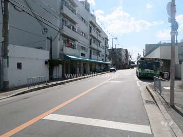 西側前面道路とマンション建物一部